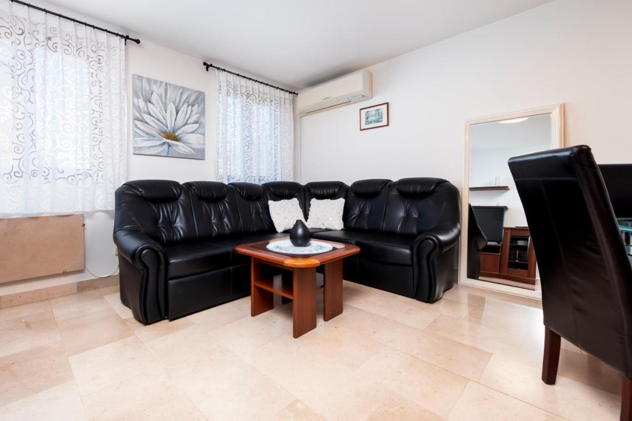 Guesthouse Santin Rovigno Esterno foto